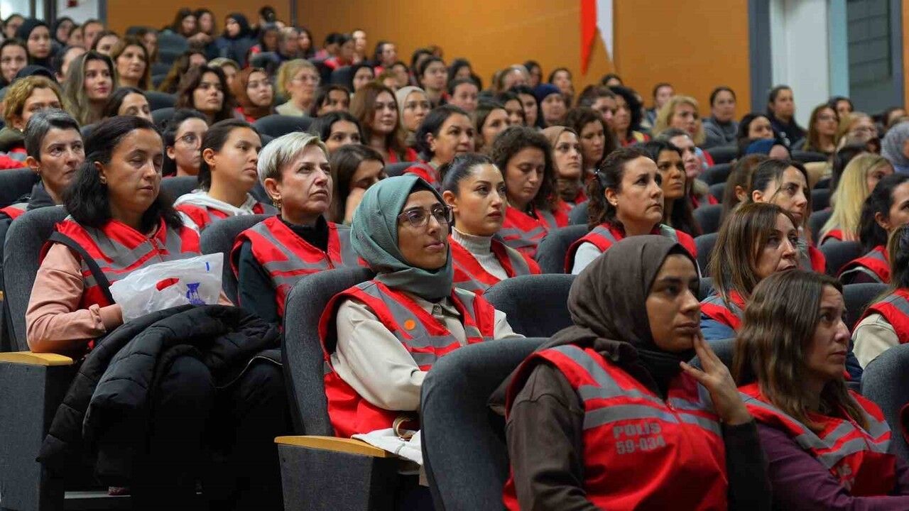 Kadın Polisler Yasal Haklarını Öğreniyor