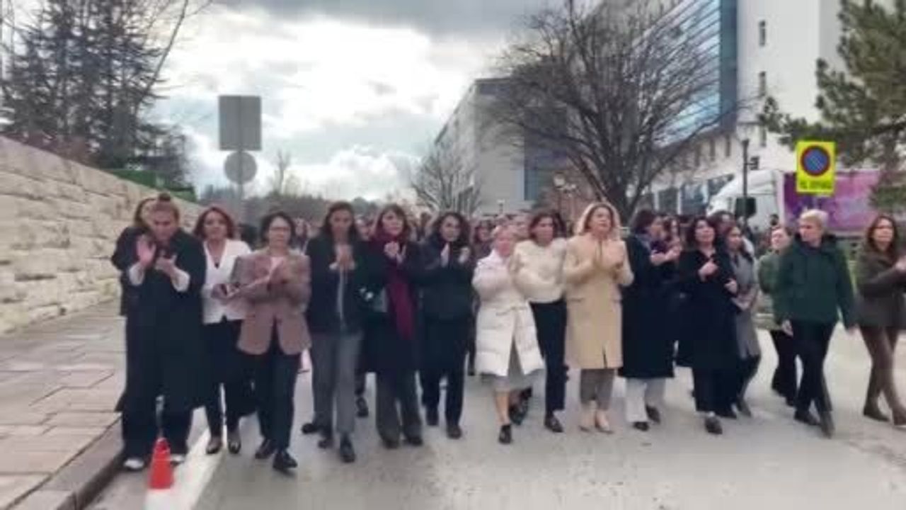 Kadınlar TBMM Önünde Çocuk İstismarına İtiraz Etti