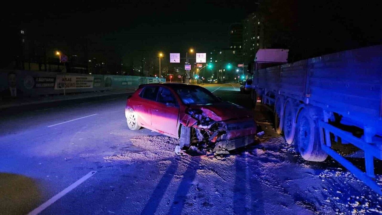 Kağıthane'de Makas Atan Sürücü Park Halindeki Tıra Çarptı