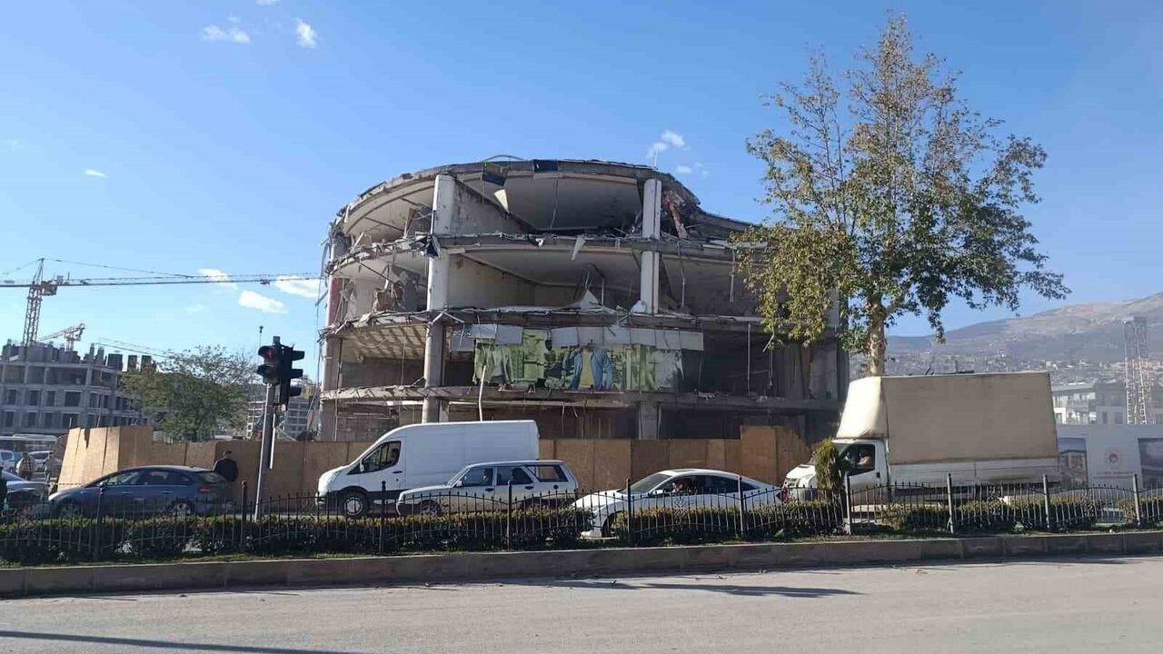 Kahramanmaraş'ta Hasarlı İş Merkezinin Yıkımı Gerçekleşti