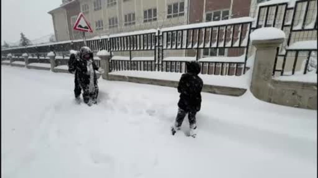 Kahramanmaraş'ta Kar Yağışı: Çocuklar Kışın Tadını Çıkarıyor