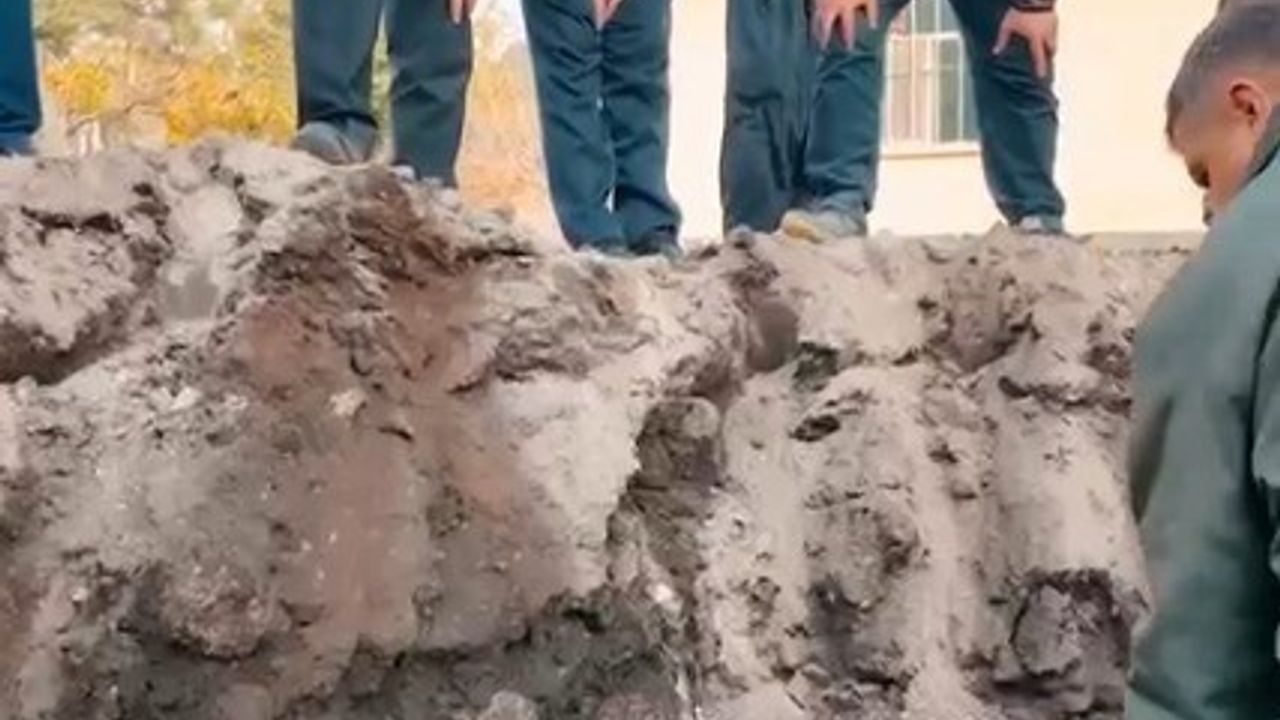 Kahramanmaraş'ta Kepçe ile Mozaik Arama Çalışmaları