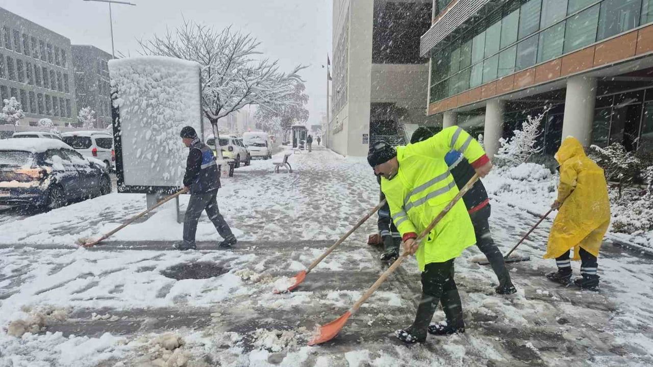 Kahramanmaraş'ta Yaya Yollarında Kar Temizliği