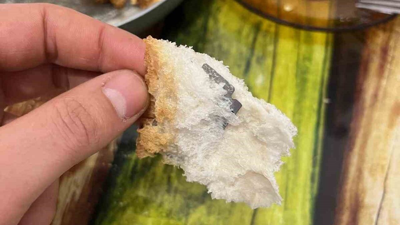 Kahvaltıda Korkutan Olay: Ekmeğin İçinden Jilet Çıktı