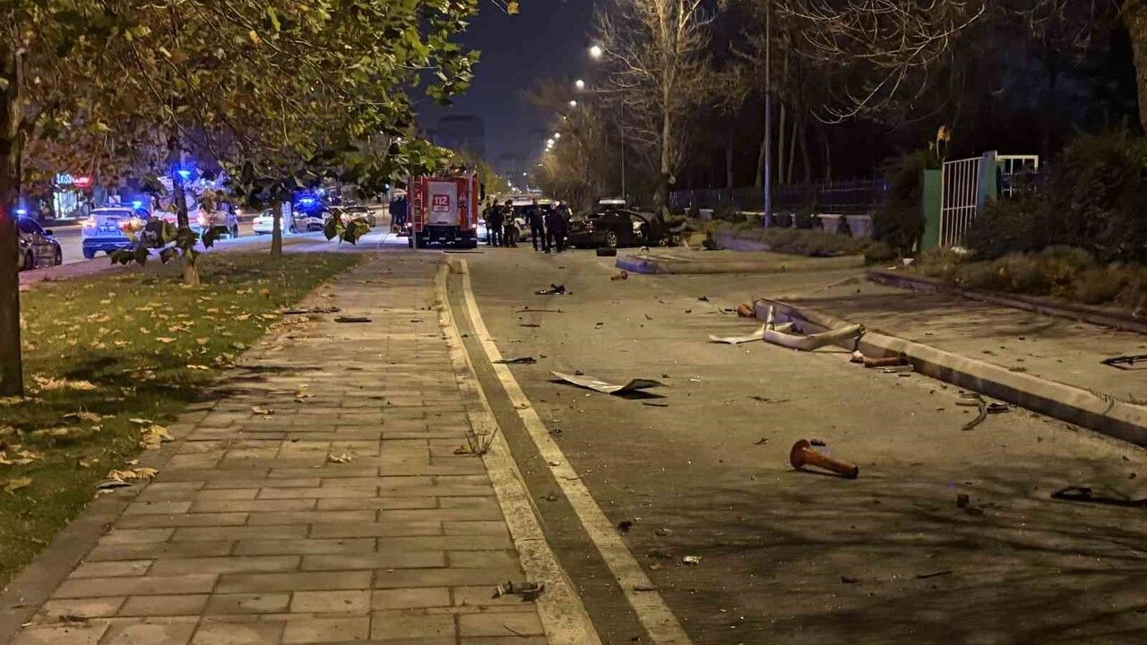 Kaldırıma Çarpan Otomobilde 1 Kişi Hayatını Kaybetti