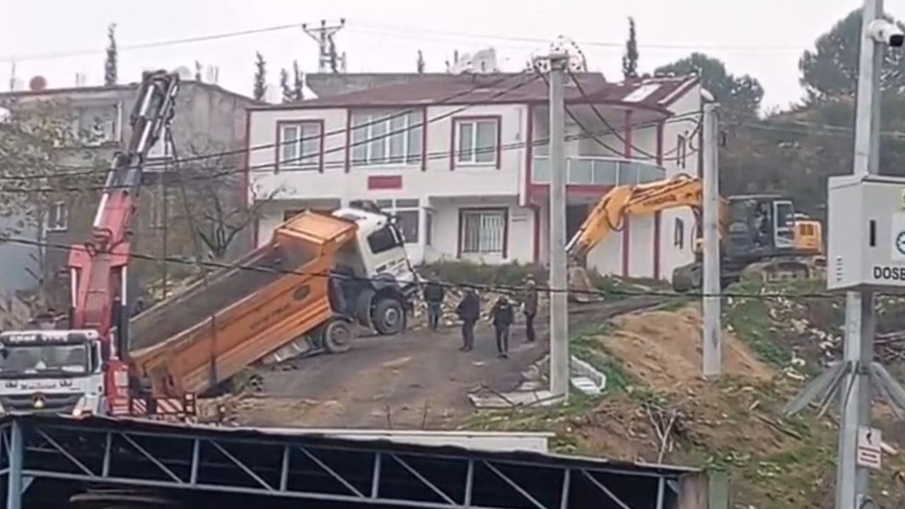 Kamyon Hafriyat Alanında Askıda Kaldı