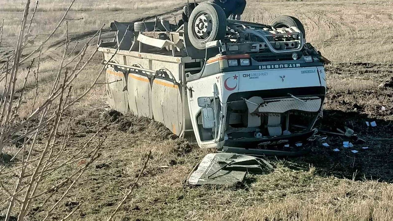 Kamyon Kontrolden Çıktı, Takla Attı: 1 Yaralı