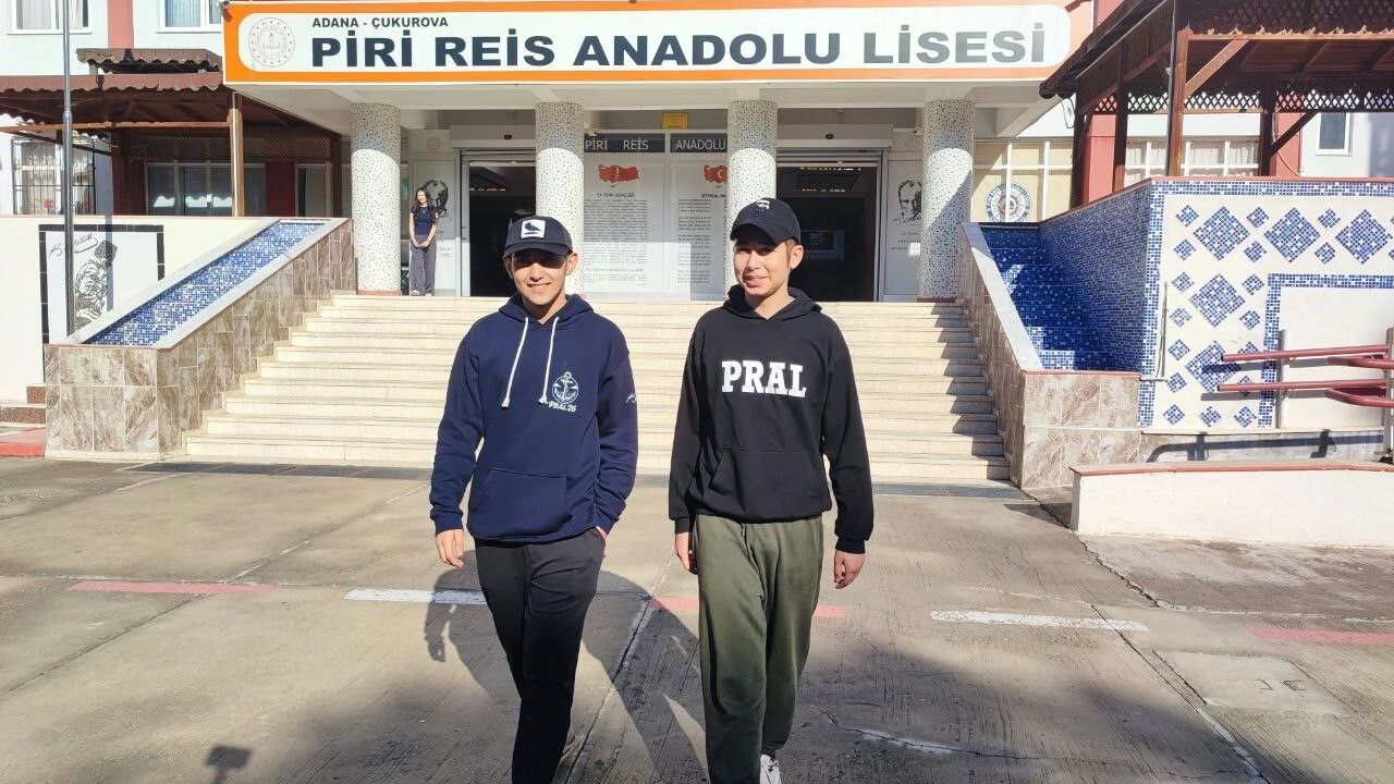 Kanseri Yenen Öğrenciler Okula Dönüşte Balonlarla Karşılandı