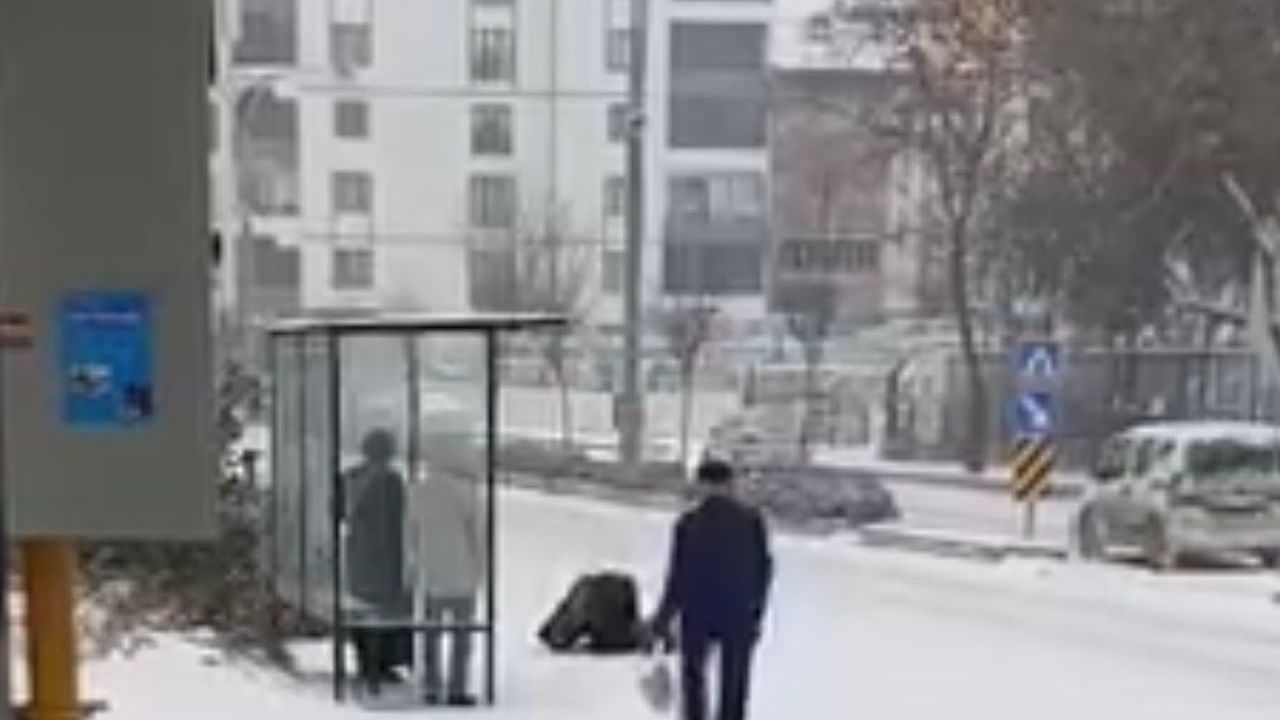 Kar Yağışı Esnasında Bir Vatandaşın Secde Etmesi Sosyal Medyayı Salladı