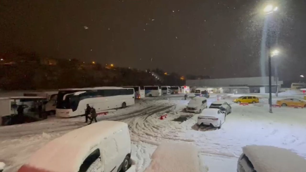 Kar Yağışı Nedeniyle İstanbul Yolu Kapatıldı
