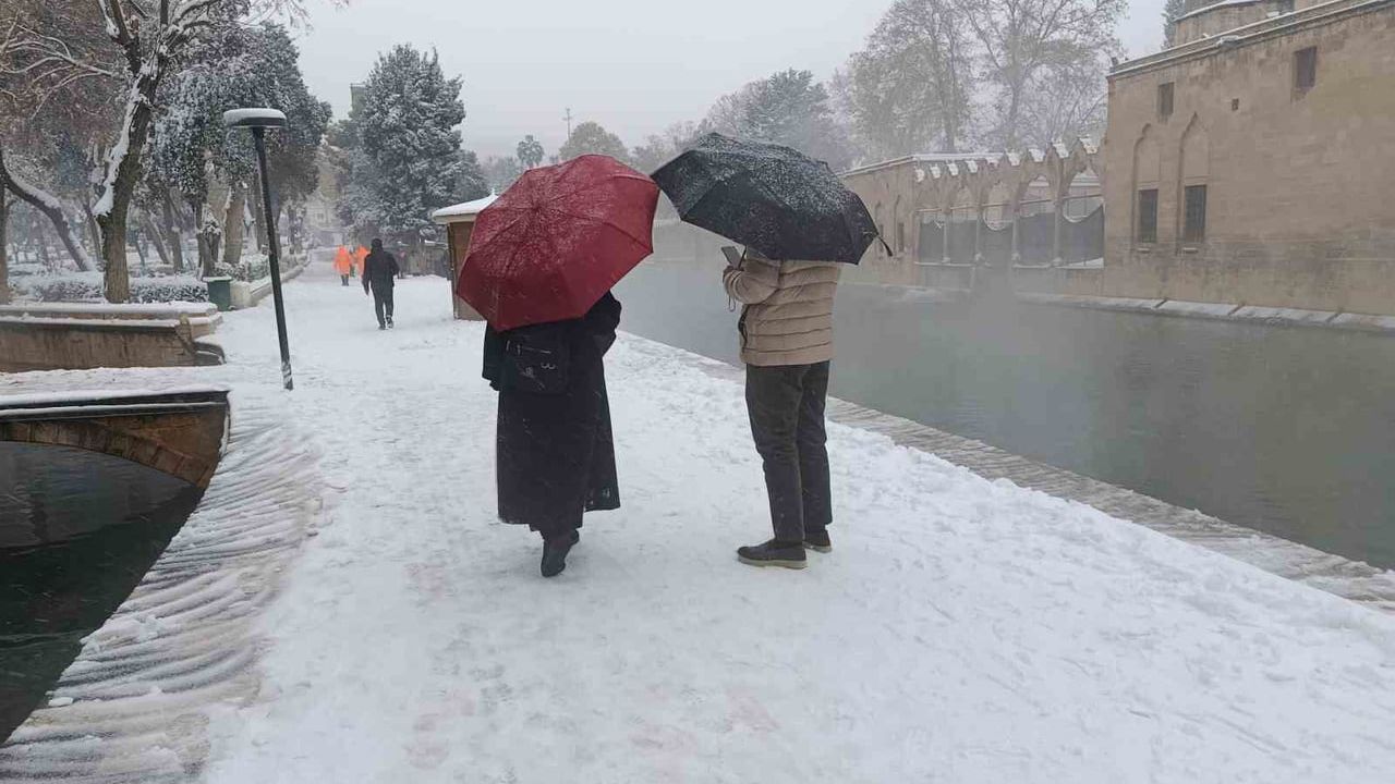 Kar Yağışı Şanlıurfa'yı Beyaza Bürüdü