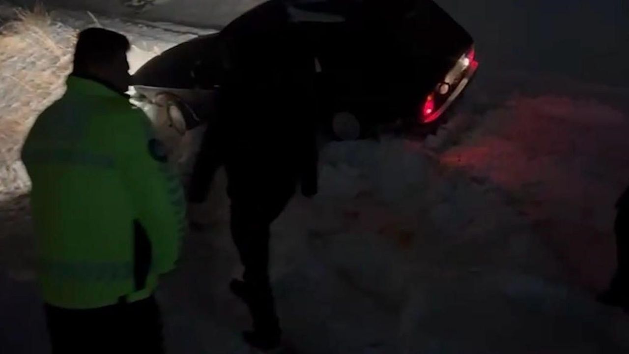Kara Saplanan Otomobilden 3 Kişi Kurtarıldı