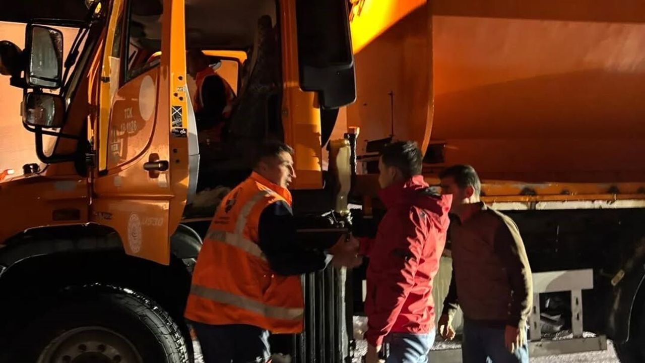 Karabet Geçidi'nde Etkili Kar Yağışı