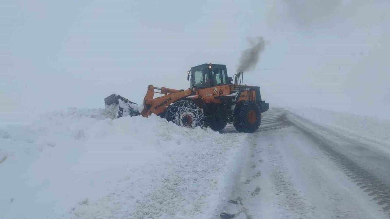 Karabet Geçidi'nde Kar Temizleme Çalışmaları Aralıksız Devam Ediyor