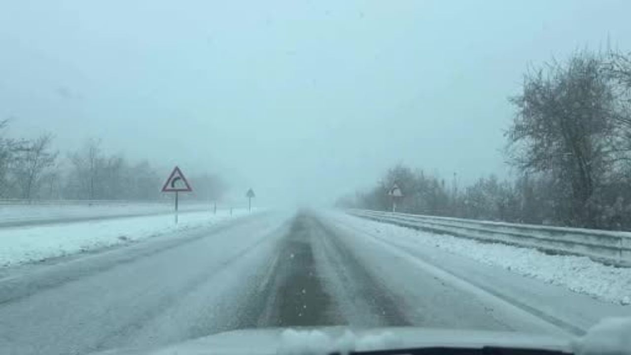 Karabük-Bartın Yolu'nda Kar Sebebiyle Tır Geçişi Yasaklandı