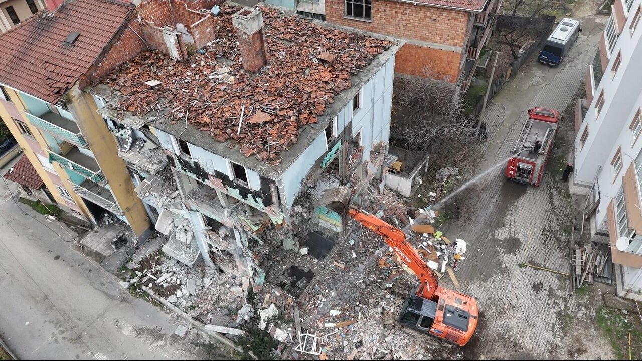 Karabük'te Doğal Gaz Patlaması Sonrası Hasar Gören Bina Üç Yıl Sonra Yıkılıyor
