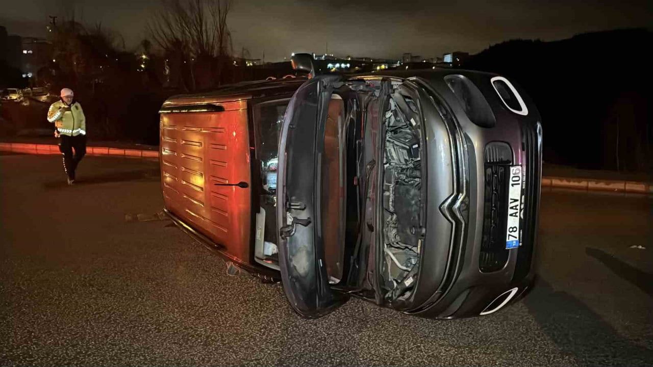 Karabük'te Hafif Ticari Araç Kaldırıma Çarparak Devrildi