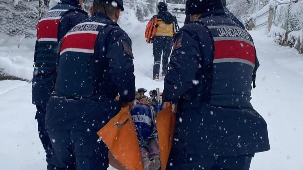 Karabük'te Jandarmadan Acil Müdahale: Hasta Vatandaş Kurtarıldı