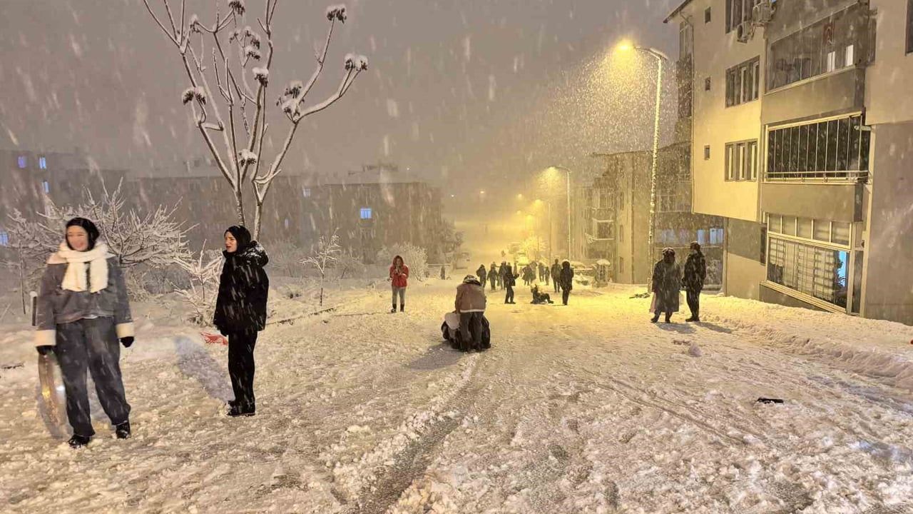 Karabük'te Kar Yağışı Eğlenceye Dönüştü