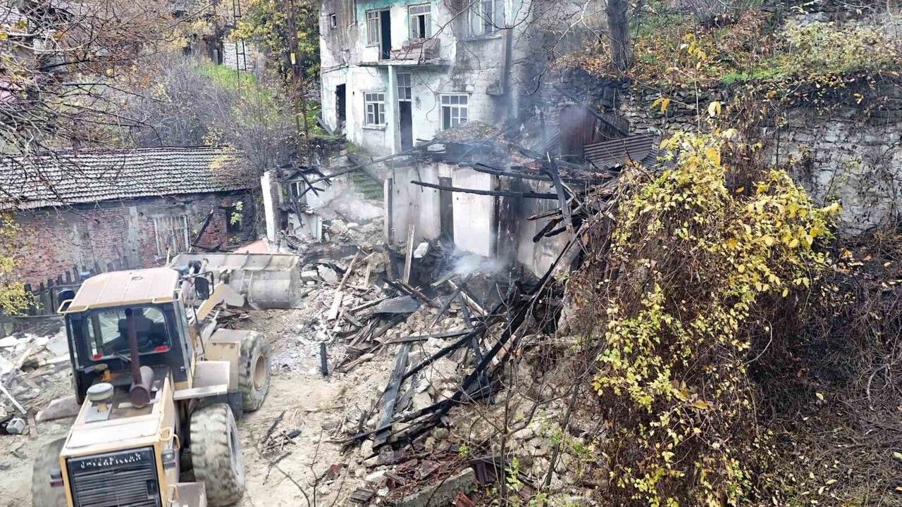 Karabük'te Metruk Binada Yangın Paniği