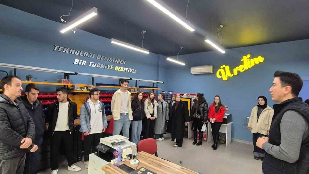 Karabük Üniversitesi Bilişim Teknolojileri Öğrencileri Gençlik Merkezi'nde İncelemelerde Bulundu