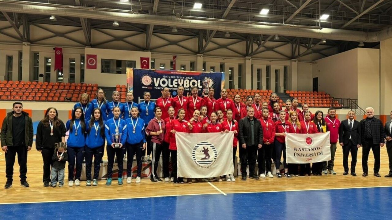 Karabük Üniversitesi Voleybol Takımları Bölge Şampiyonasında İki Madalya Kazandı