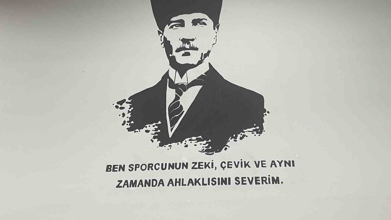 Karacasu'da Sanatçı Öğrenci Arafat Ercan'a Plaket