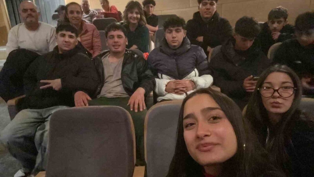 Karacasu’da Tiyatro Heyecanı: Öğrenciler İzmir Devlet Tiyatrosu’nda