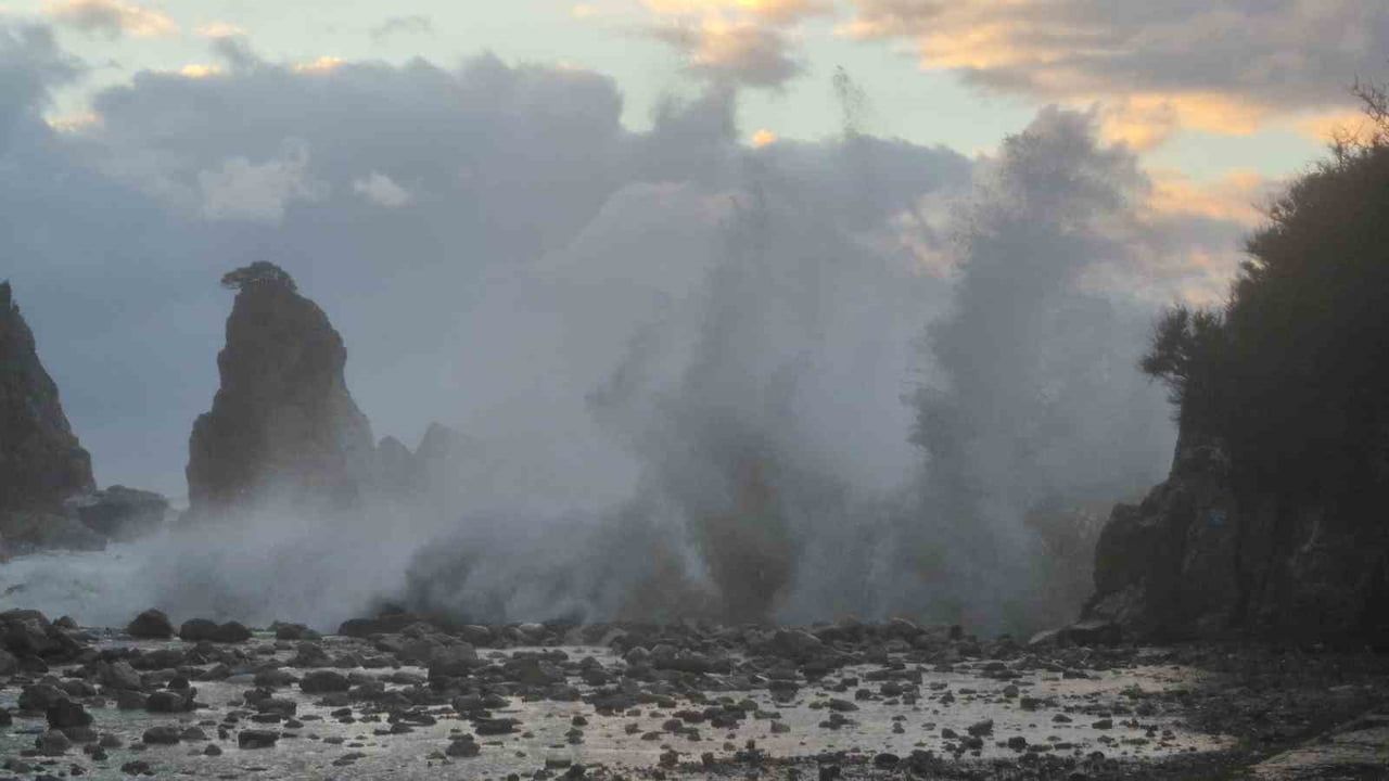 Karadeniz'de Dev Dalgalar Tsunami Görüntüleri Yaratıyor