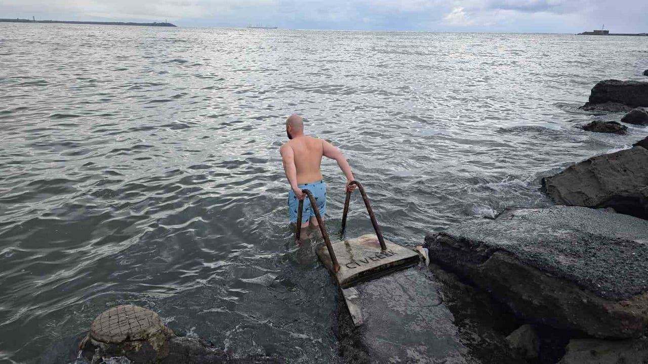 Karadeniz Ereğli'de Avukat Soğuk Hava ve Kar Yağışına Rağmen Denize Girdi