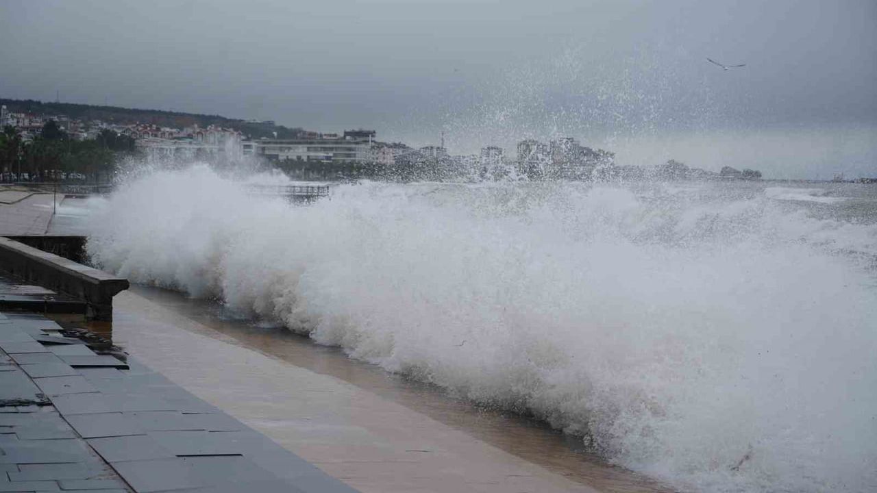 Karadeniz Fırtınası: Atakum’da Taşkınlar ve Temizlik Çalışmaları