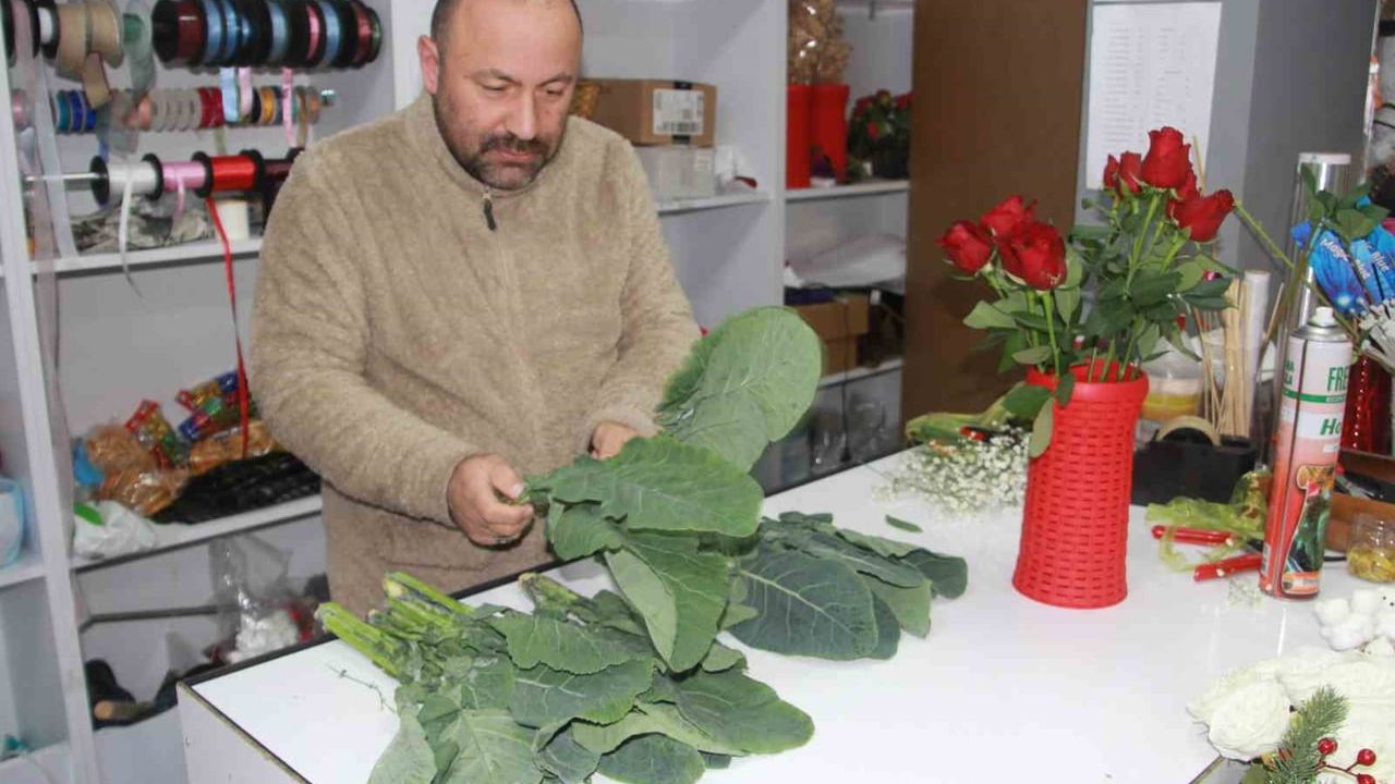 Karadenizli Çiçekçi Karalahanayı Gül Buketlerine Ekleyerek Yaratıcı Bir Tasarım Sunuyor