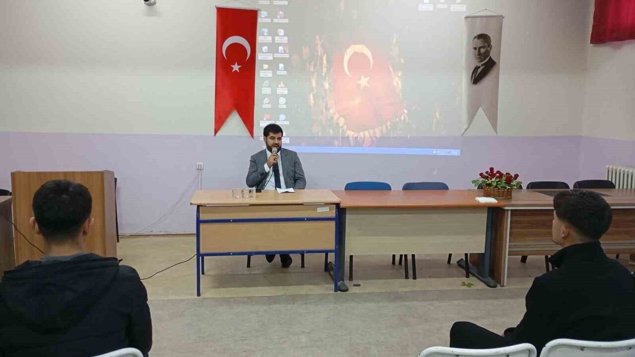 Karakoçan'da Öğrencilere Peygamberimiz ve Şahsiyet İnşası Konferansı