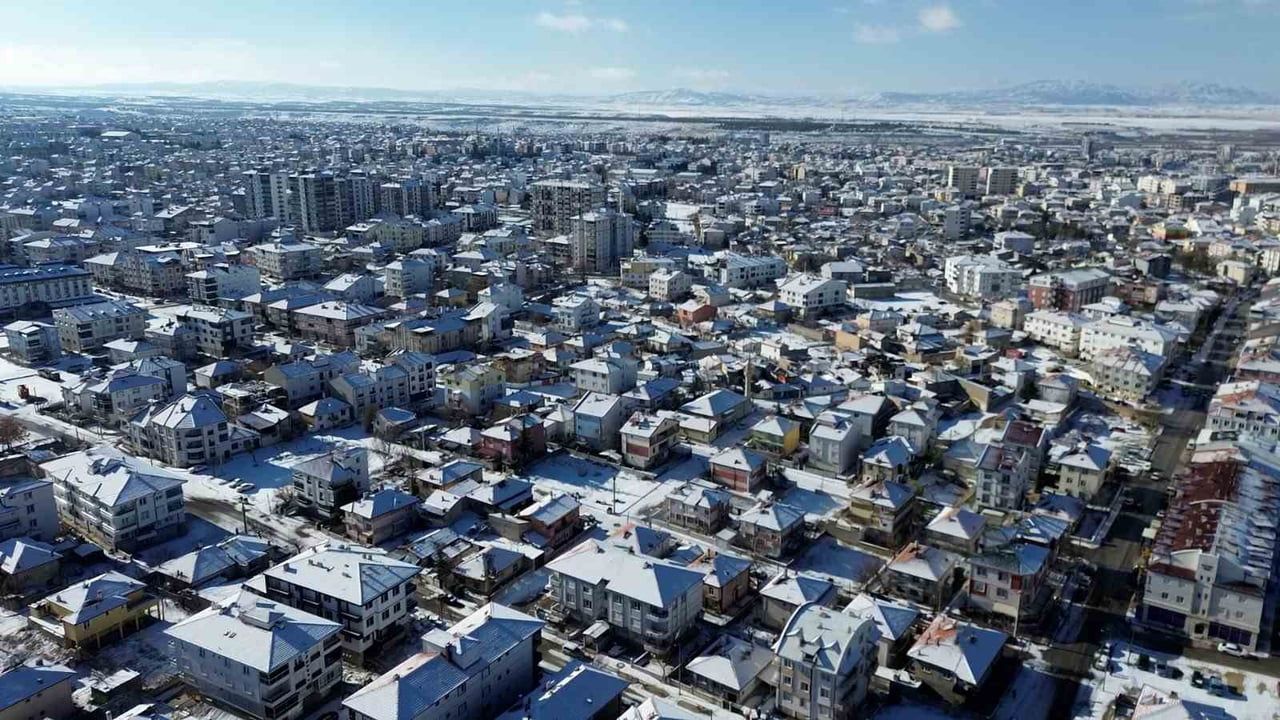 Karaman Mevsimin İlk Karıyla Beyaza Büründü