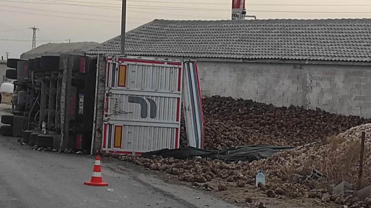 Karapınar'da Pancar Yüklü Tır Devrildi: 1 Yaralı