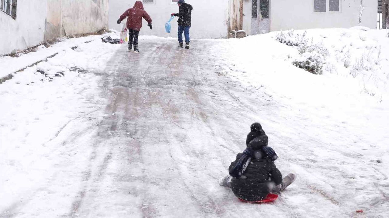 Kardeş Sevgisiyle Dolu Bayburt’ta Kayak Keyfi