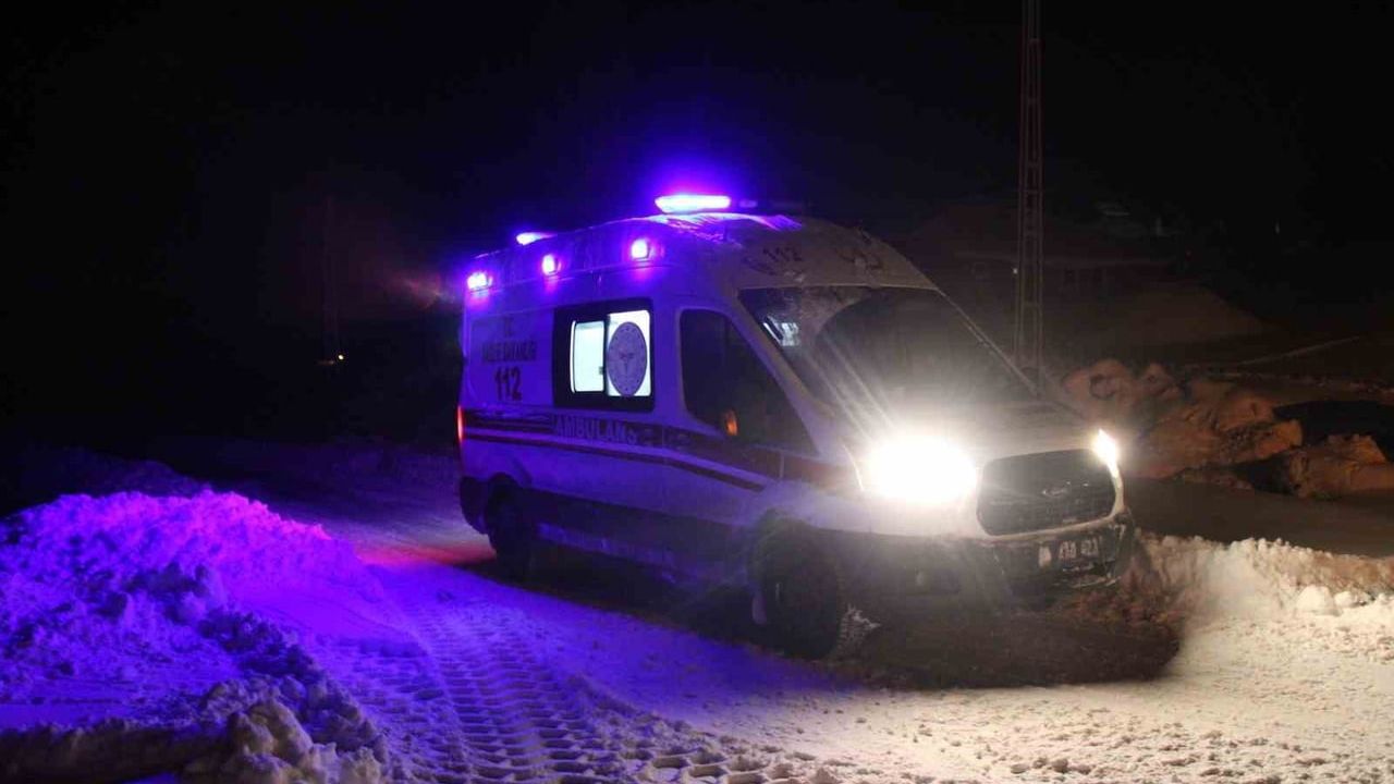 Karla Kaplı Yolda Sağlık Ekiplerinin İnzivası: 70 Yaşındaki Hakime Adıgüzel Hastaneye Ulaştırıldı