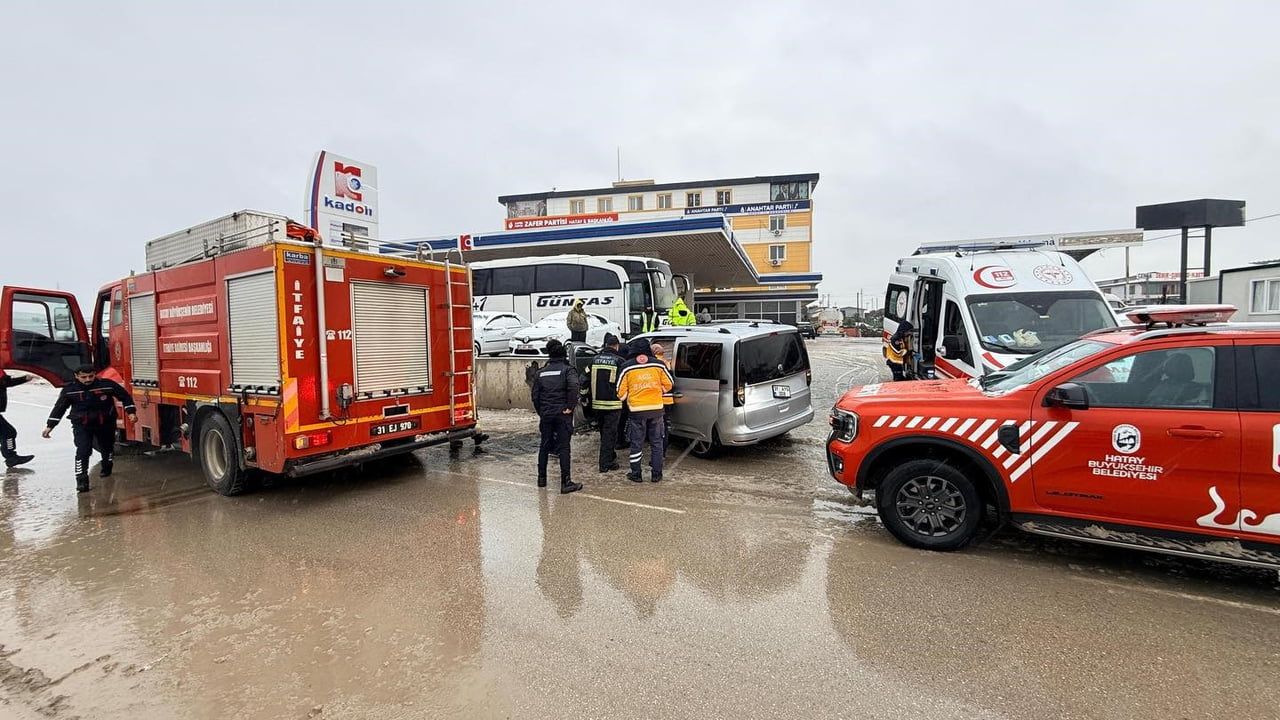 Karlı Hava Kazası: Hafif Ticari Araç Duvara Çarptı