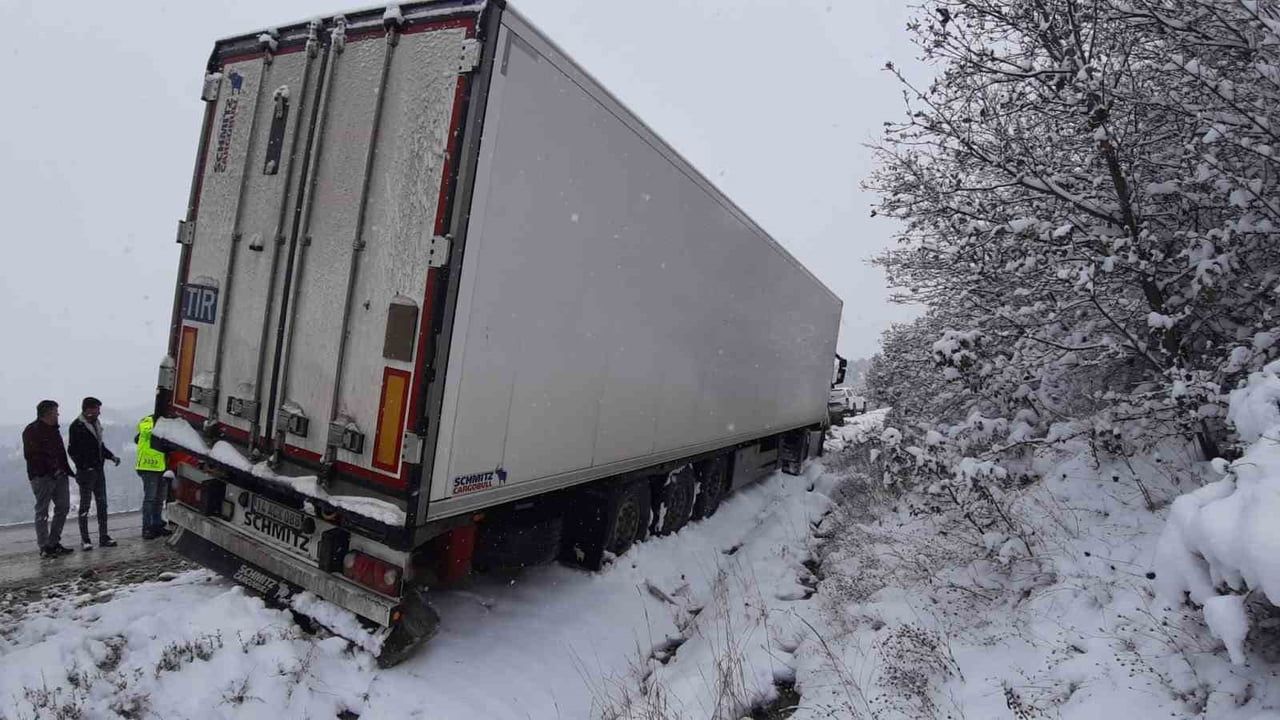 Karlı Yolda Tır Devrildi