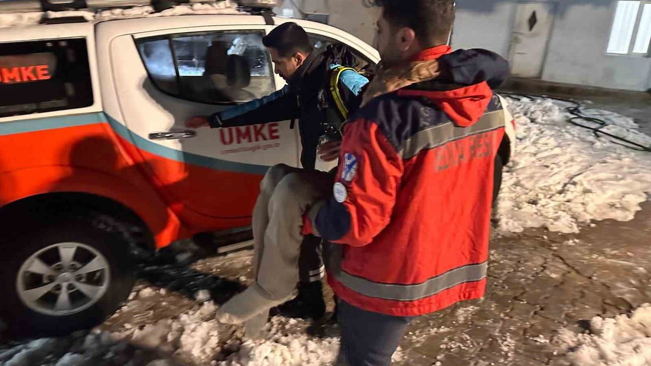 Karlı Yolda Zamanla Yarış: Acil Sağlık Ekipleri Hastaya Ulaşmayı Başardı