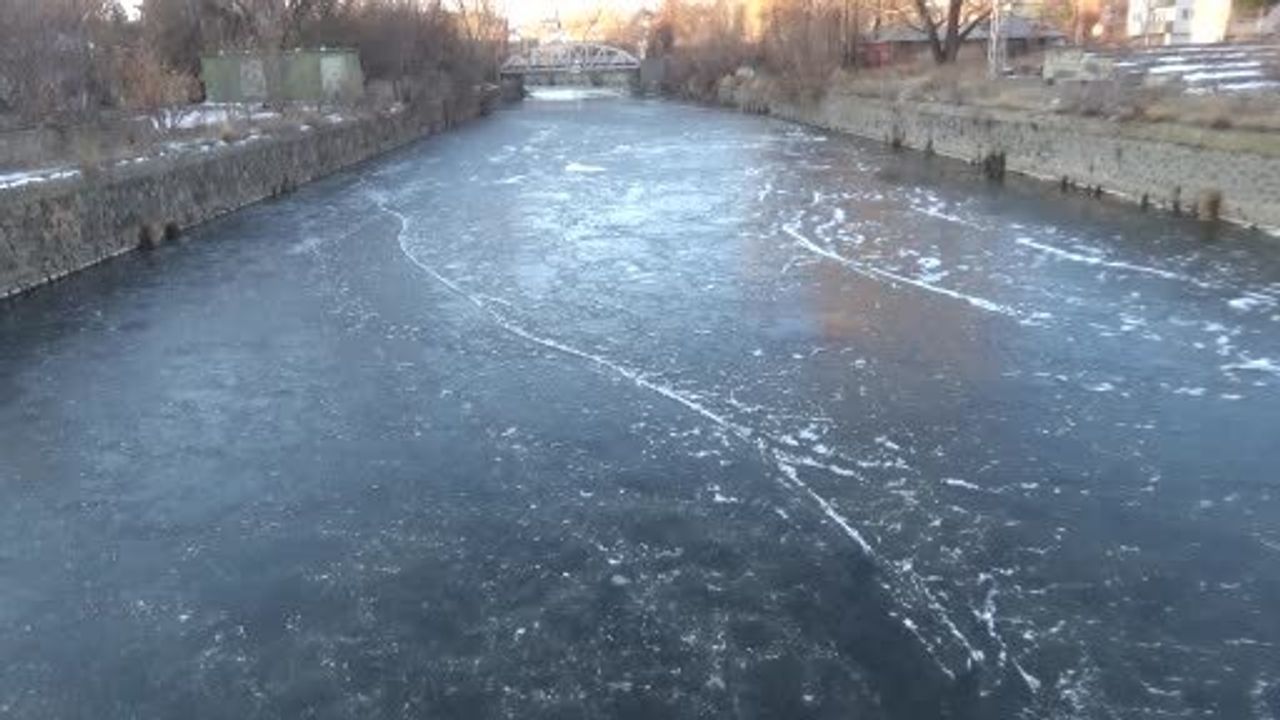 Kars’ta Dondurucu Soğuklar: Kars Çayı Buzla Kaplandı