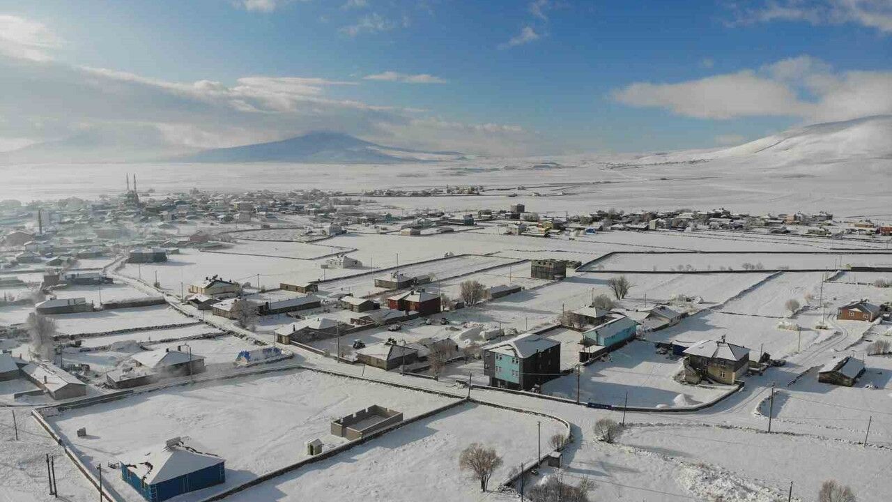 Kars'ta Kar Yağışı Ve Buzlanan Yolda Mahsur Kalan Tır