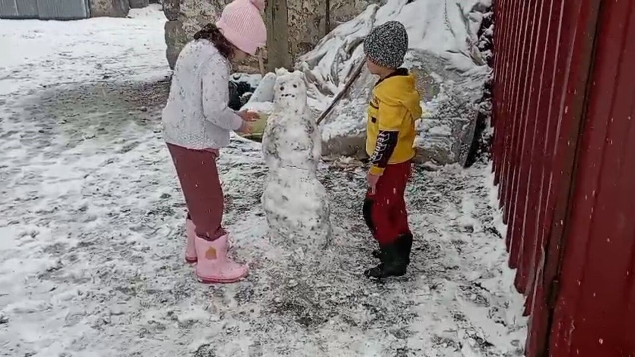 Kars’ta Kış Eğlencesi: Çocuklar Kardan Adam Yaptı ve Kızak Kaydı