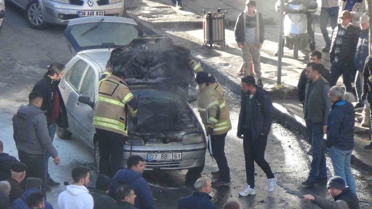 Kars'ta Park Halindeki Araba Yangın Çıkardı