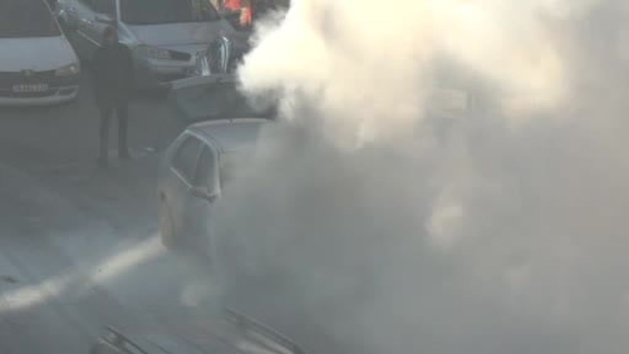 Kars'ta Park Halindeki Araçta Yangın Çıktı