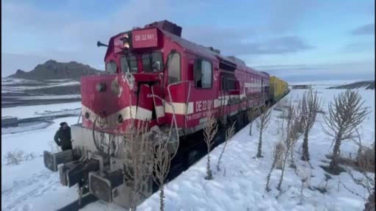 Kars'ta Yük Treni ve Kamyon Çarpıştı: 1 Kişi Hayatını Kaybetti