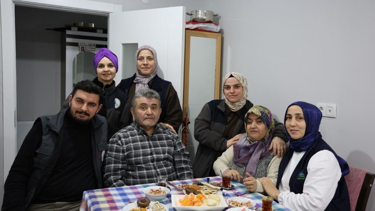 Kartepe Belediyesi 'Alo Evlat' Ekibi Yaşlılara Destek Oluyor