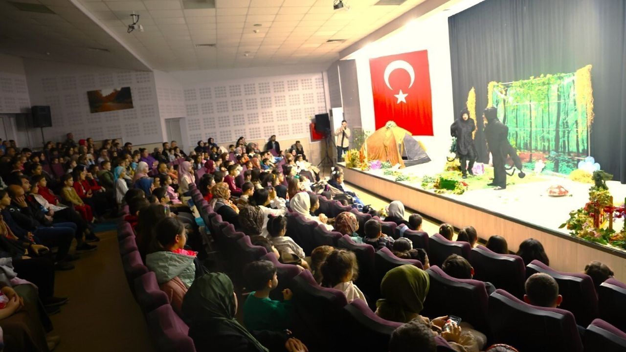 Kartepe'de Çocuklar İçin 'Karınca Kararınca' Oyunu Sahnelendi