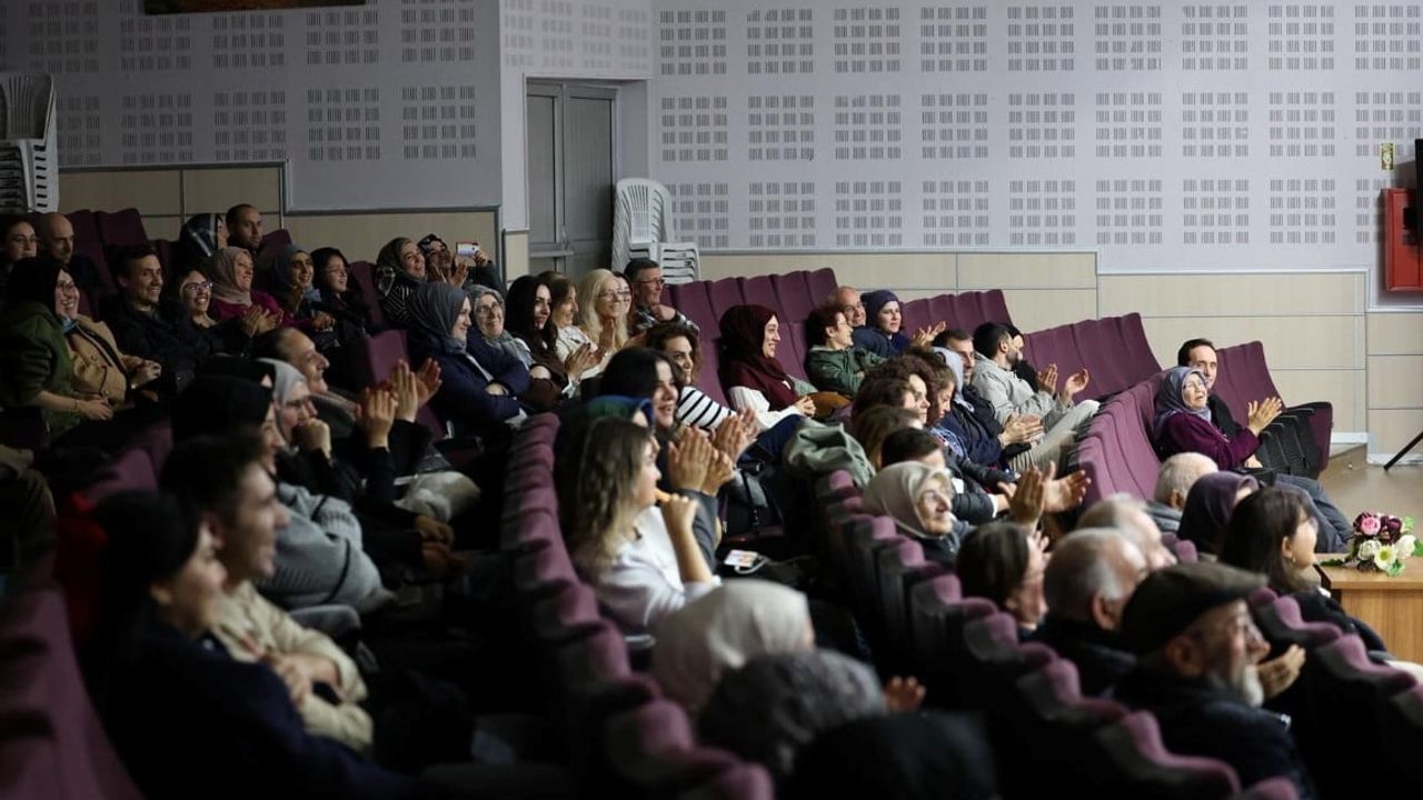 Kartepe'de Kahkaha Dolu Tiyatro Şöleni