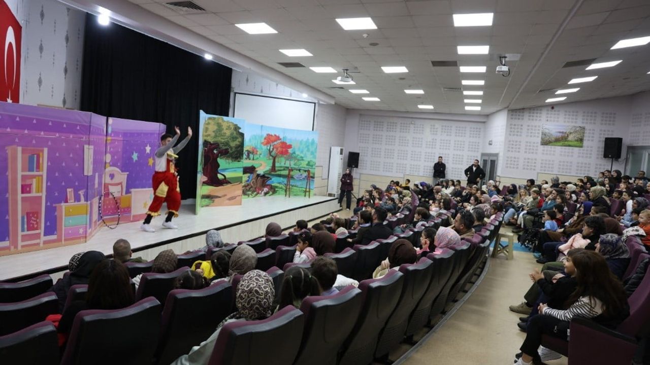 Kartepe'de 'Küçük Cesaretler Kulübü' Oyunuyla Çocuklara Eğlenceli Bir Deneyim Sunuldu